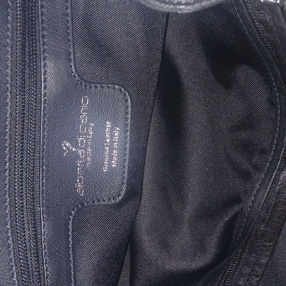 Womans hand, and shoulder bag. - Picture 4 of 4